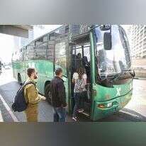 משתמשים בתחבורה הציבורית בתל־אביב. | יהושע יוסף