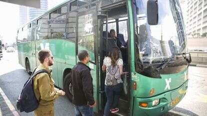 משתמשים בתחבורה הציבורית בתל־אביב. | יהושע יוסף