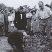 יהושע רדלר־פלדמן, "ר' בנימין", בהנחת אבן הפינה למוסד החינוכי ימין אורד. באדיבות ישראל שדיאל, ארכיון כפר עציון