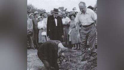 יהושע רדלר־פלדמן, "ר' בנימין", בהנחת אבן הפינה למוסד החינוכי ימין אורד. באדיבות ישראל שדיאל, ארכיון כפר עציון