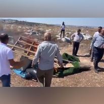 השר הפלסטיני מצית רכוש בחווה יהודית בשומרון