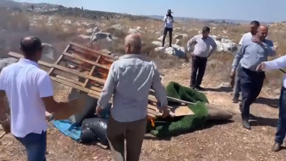 השר הפלסטיני מצית רכוש בחווה יהודית בשומרון