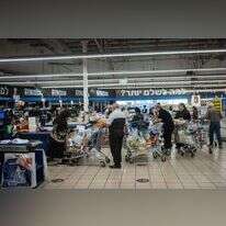 רשת ענק שמתייחסים אליה כמו אל ממצא אנתרופולוגי. סניף "אושר עד". | יונתן זינדל, פלאש 90