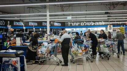 רשת ענק שמתייחסים אליה כמו אל ממצא אנתרופולוגי. סניף "אושר עד". | יונתן זינדל, פלאש 90