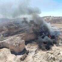 מאגר הזבל הלא חוקי ליד שער בנימין שהוצת על ידי פלסטינים. | מועצת בנימין