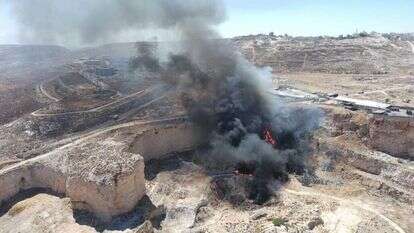 מאגר הזבל הלא חוקי ליד שער בנימין שהוצת על ידי פלסטינים. | מועצת בנימין