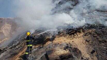 מאגר הזבל הלא חוקי ליד שער בנימין שהוצת על ידי פלסטינים. | דוברות המנהל האזרחי