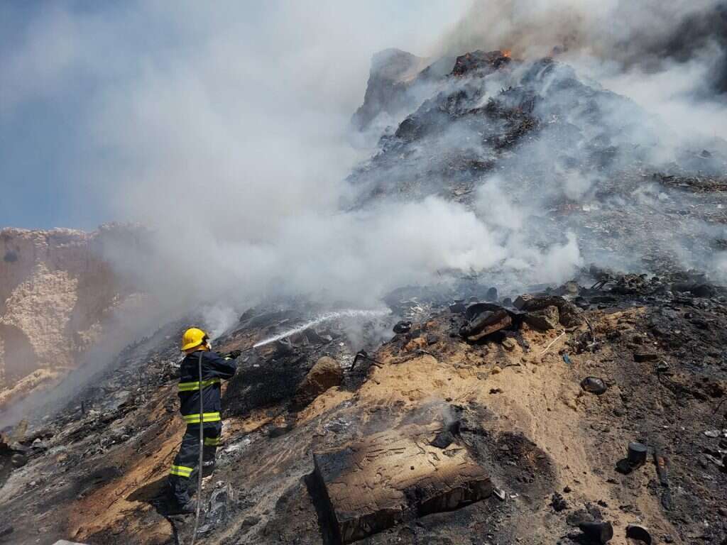 מאגר הזבל הלא חוקי ליד שער בנימין שהוצת על ידי פלסטינים. | דוברות המנהל האזרחי