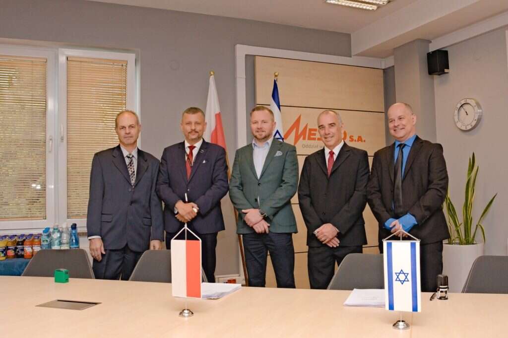 מעמד החתימה בין ממשלת פולין לרפאל. | באדיבות רפאל