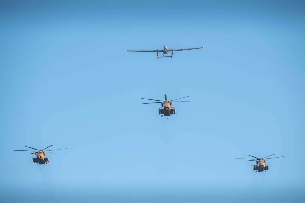 מסוקים ומל"ט של חיל האוויר בטקס בתל נוף אתמול. | דובר צה"ל