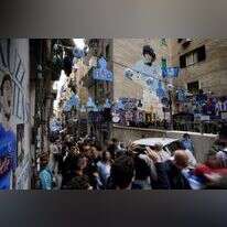 אוהדי נאפולי חוגגים את זכיית מועדון הכדורגל באליפות היסטורית. | Andrew Medichini, AP