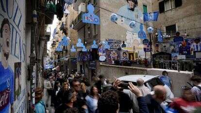 אוהדי נאפולי חוגגים את זכיית מועדון הכדורגל באליפות היסטורית. | Andrew Medichini, AP