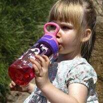 שתו מים. בקבוק NUBY לתינוקות. | יחצ חול