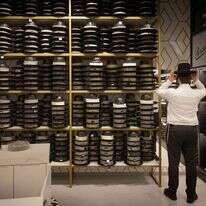 גבר חרדי מודד כובע בחנות כובעים במאה שערים. | חיים גולדברג - פלאש 90