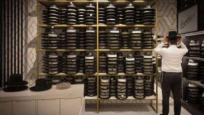 גבר חרדי מודד כובע בחנות כובעים במאה שערים. | חיים גולדברג - פלאש 90