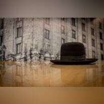 כובע חסידי על רקע מאה שערים. | חיים גולדברג - פלאש 90 כובע חסידי על רקע מאה שערים. | חיים גולדברג - פלאש 90