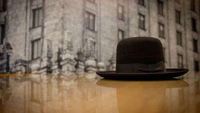 כובע חסידי על רקע מאה שערים. | חיים גולדברג - פלאש 90