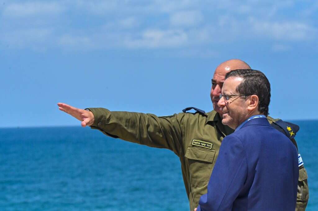 הנשיא הרצוג בביקור בבסיס שייטת 13, עם מפקד חיל הים. | קובי גדעון, לע"מ