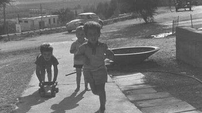 ילדי החוץ מכניסים לעולמם הבועתי מושגים זרים כגון אלוהים ותורה. ילדים בקיבוץ, 1971. | משה מילנר, לע"מ