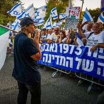 מפגינים בנווה אטי"ב בזמן שהזוג נתניהו נמצא בחופשה ביישוב. | איל מרגולין