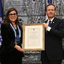 דליה פדילה ז"ל מקבלת את עיטור הנשיא. | חיים צח, לע"מ