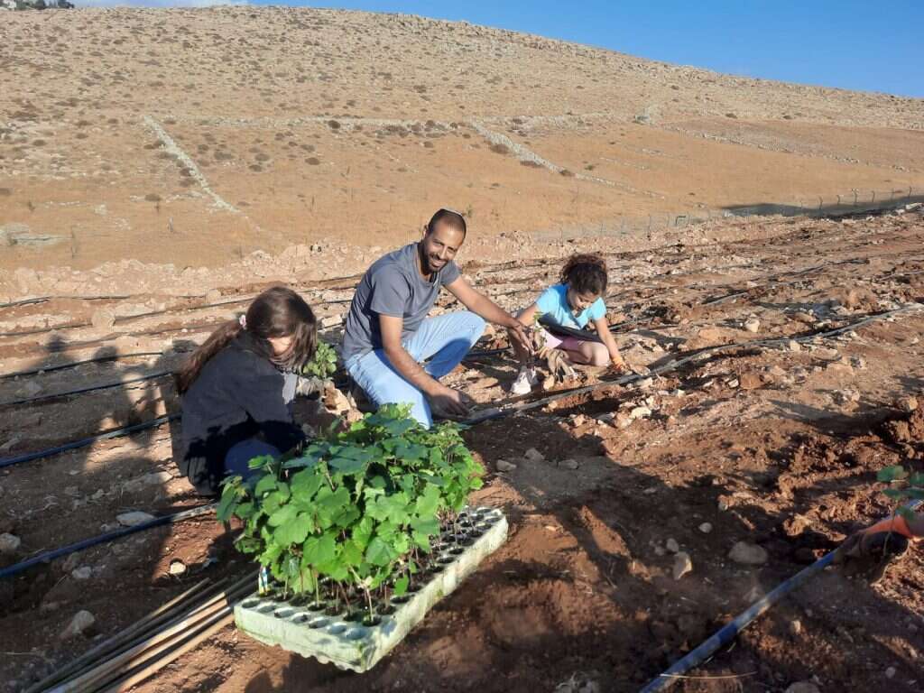 החזון הוא לנטוע עוד. אלראי והבנות בכרם, לפני הפיגוע. | באדיבות המשפחה