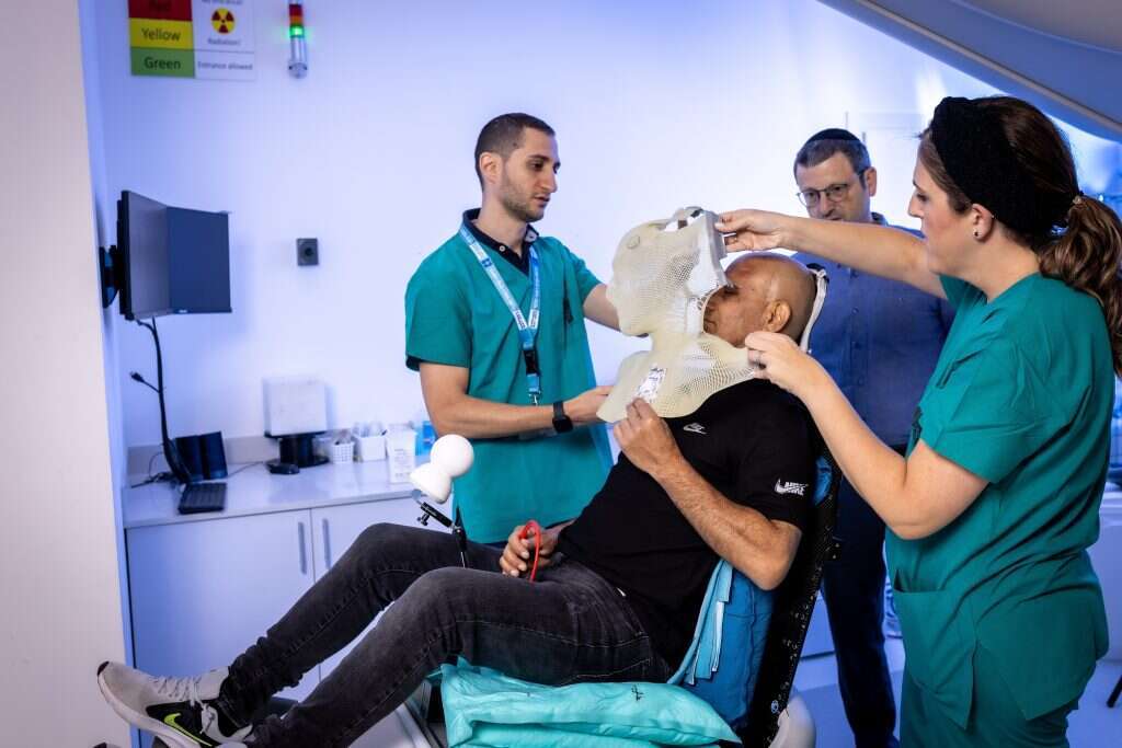 יותר דיוק, פחות רעל. מטופל בהקרנת פרוטונים. | אריק סולטן