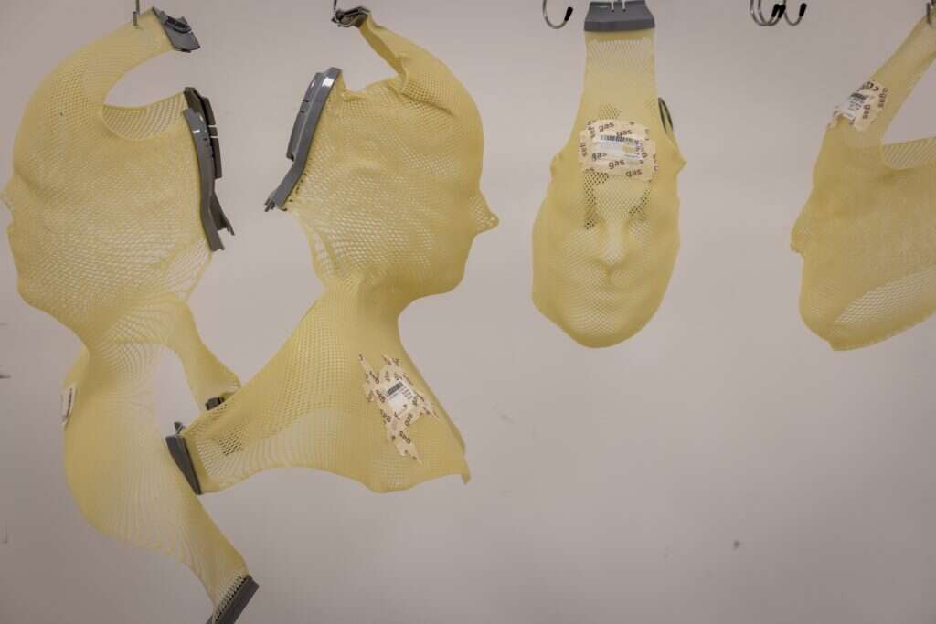 מסכות משוכללות שבכל יום יוצרות צורה של אדם אחר. | אריק סולטן