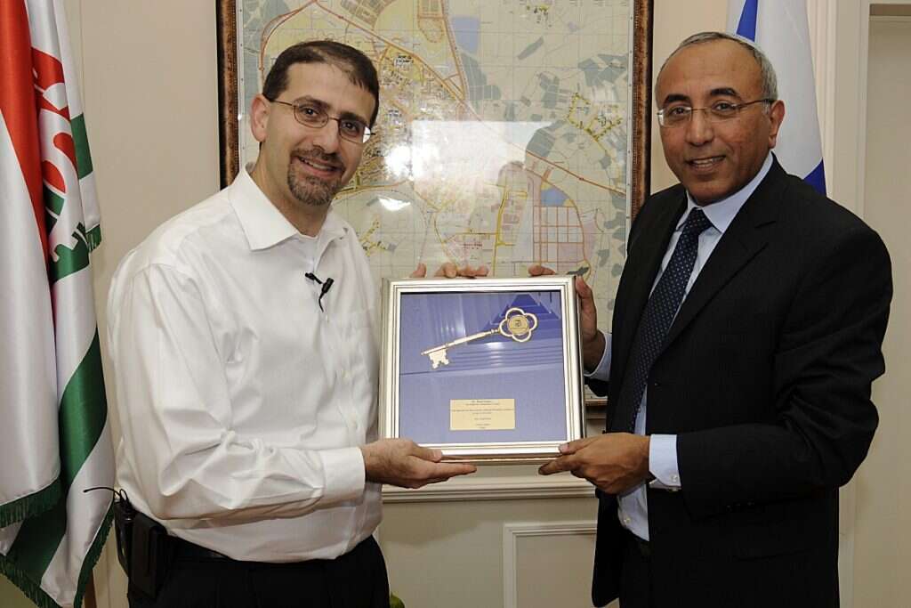 אבירם דהרי, מימין. | Aviv Tel Embassy. S.U באדיבות ויקיפדיה