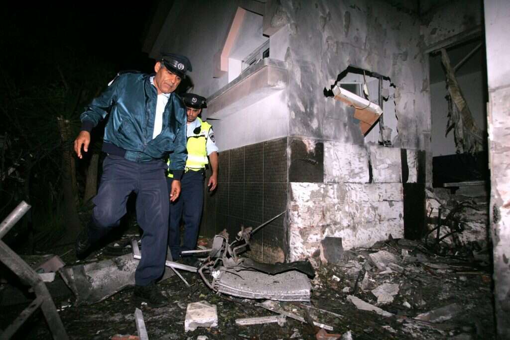 הרס בשדרות מפגיעת רקטה, 2007. | אדי ישראל, פלאש 90 הרס בשדרות מפגיעת רקטה, 2007. | אדי ישראל, פלאש 90