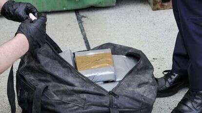 קוקאין שנתפס על ידי המשטרה, ארכיון. | EPA/OLIVIER MATTHYS קוקאין שנתפס על ידי המשטרה, ארכיון. | EPA/OLIVIER MATTHYS