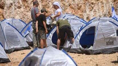 אלפי אוהלים מאותו סוג, כי אנחנו ספונטניים. אוהלי המחאה נגד הרפורמה בנווה אטי"ב. | אייל מרגולין, פלאש 90