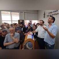 השר יצחק וסרלאוף בהלוויית אביו, הרב יששכר וסרלאוף