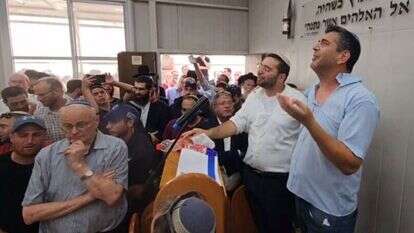 השר יצחק וסרלאוף בהלוויית אביו, הרב יששכר וסרלאוף