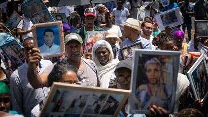 בני הקהילה האתיופית בשיראל מפגינים סמוך ללשכת רה"מ בדרישה להביא את בני משפחתם מאתיופיה, בה מתחוללת מלחמה. | חיים גולדברג - פלאש 90 בני הקהילה האתיופית בשיראל מפגינים סמוך ללשכת רה"מ בדרישה להביא את בני משפחתם מאתיופיה, בה מתחוללת מלחמה. | חיים גולדברג - פלאש 90