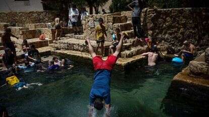 ישראלים מבלים בחופש הגדול בעין פרת. | יונתן זינדל - פלאש 90