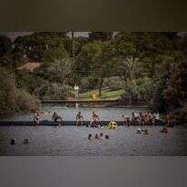 ישראלים מבלים בגן השלושה (הסחנה) שבעמק המעיינות. | יונתן זינדל - פלאש 90