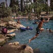 ישראלים מבלים בחופש הגדול בגן השלושה (הסחנה) שבעמק המעיינות. | יונתן זינדל - פלאש 90 ישראלים מבלים בחופש הגדול בגן השלושה (הסחנה) שבעמק המעיינות. | יונתן זינדל - פלאש 90