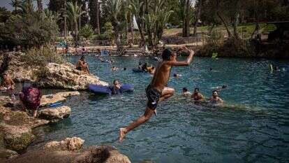 ישראלים מבלים בחופש הגדול בגן השלושה (הסחנה) שבעמק המעיינות. | יונתן זינדל - פלאש 90