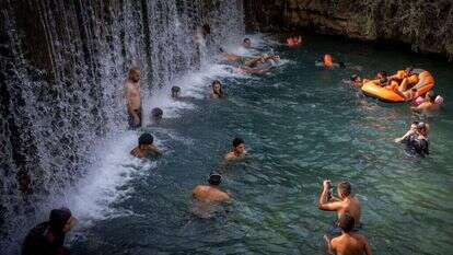 ישראלים מבלים בחופש הגדול בגן השלושה (הסחנה) שבעמק המעיינות. | יונתן זינדל - פלאש 90