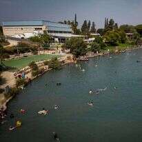 ישראלים מבלים בחופש הגדול בנחל האסי שבקיבוץ ניר דוד. | יונתן זינדל - פלאש 90