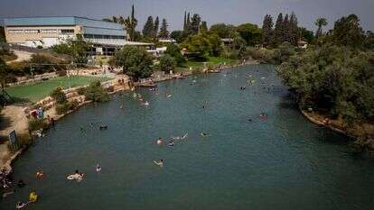 ישראלים מבלים בחופש הגדול בנחל האסי שבקיבוץ ניר דוד. | יונתן זינדל - פלאש 90 ישראלים מבלים בחופש הגדול בנחל האסי שבקיבוץ ניר דוד. | יונתן זינדל - פלאש 90