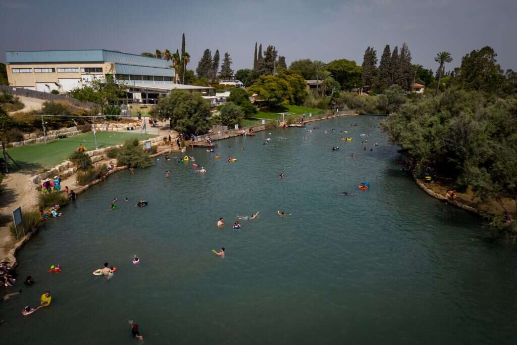 ישראלים מבלים בחופש הגדול בנחל האסי שבקיבוץ ניר דוד. | יונתן זינדל - פלאש 90