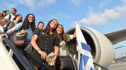 עולים חדשים נוחתים בנמל התעופה בן גוריון. למצולמים אין קשר לכתבה. | יוסי זליגר