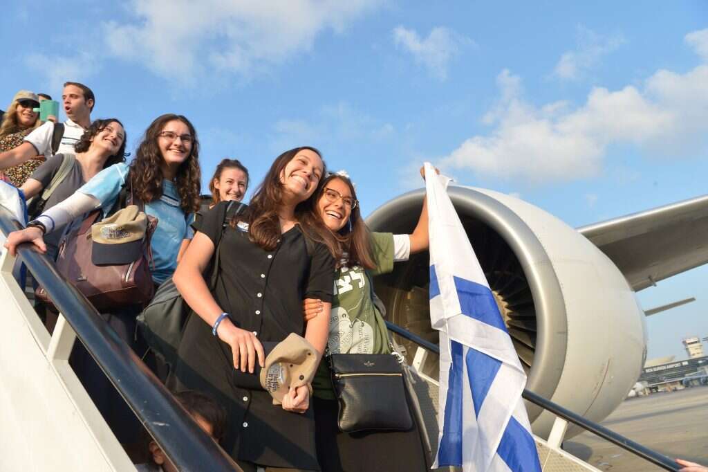 עולים חדשים נוחתים בנמל התעופה בן גוריון. למצולמים אין קשר לכתבה. | יוסי זליגר