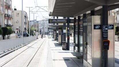 תחנת ז'בוטינסקי של הרכבת הקלה בבת ים. | אסף ברקת