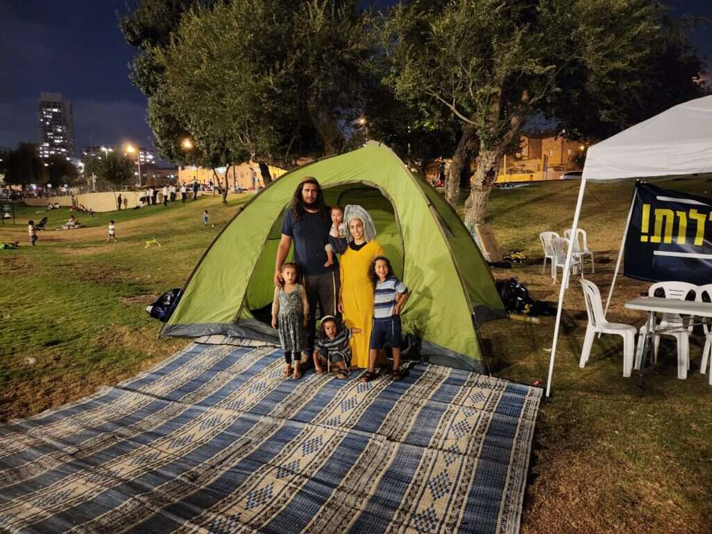 משפחותיהם של העצורים המנהליים והמורחקים המנהליים משטחי יהודיה ושומרון במחאה מול הכנסת משפחותיהם של העצורים המנהליים והמורחקים המנהליים משטחי יהודיה ושומרון במחאה מול הכנסת