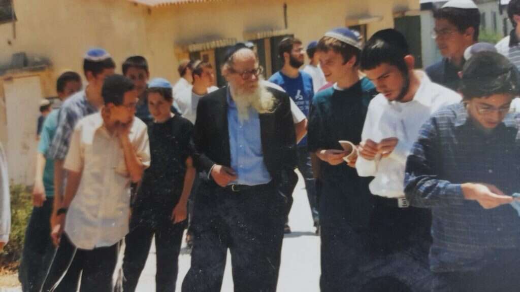 הבין את הצורך ליצור שותפות עמוקה עם התלמידים. הרב שטיינזלץ בישיבה בכפר־עציון. | באדיבות ישיבת מקור חיים הבין את הצורך ליצור שותפות עמוקה עם התלמידים. הרב שטיינזלץ בישיבה בכפר־עציון. | באדיבות ישיבת מקור חיים