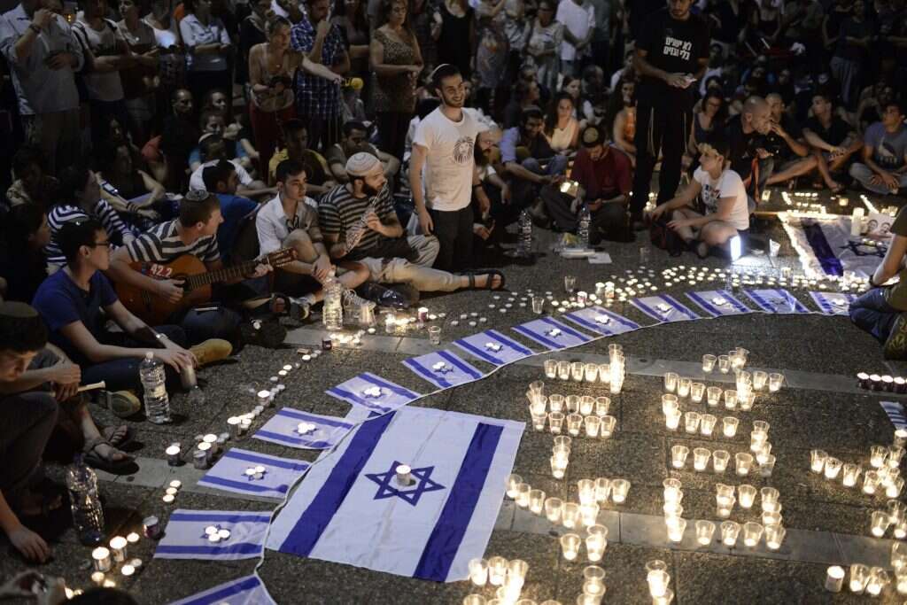 "ארץ ישראל נקנית בייסורים". למעלה: עצרת תפילה בכיכר רבין לאחר מציאת גופותיהם של שלושת הנערים. | תומר נויברג, פלאש 90 "ארץ ישראל נקנית בייסורים". למעלה: עצרת תפילה בכיכר רבין לאחר מציאת גופותיהם של שלושת הנערים. | תומר נויברג, פלאש 90