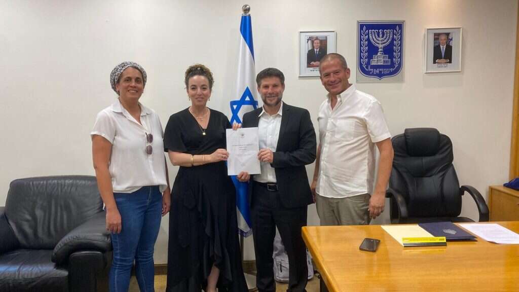 השרים בצלאל סמוטריץ' ועידית סילמן עם הדו"ח. | איגוד ערים יו"ש לאיכות הסביבה השרים בצלאל סמוטריץ' ועידית סילמן עם הדו"ח. | איגוד ערים יו"ש לאיכות הסביבה